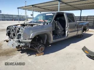 ✅ 2006 Chevrolet Silverado 2500HD Work Truck • VIN: 1GCHC23U16F159362 • Лот: 54613315. Опубликован ранее на Copart с пробегом Не указан. Бесплатный доступ к архиву аукционных продаж из США и подробный отчёт об истории автомобиля на DreamBid. Изображение 1.