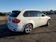 ✅ 2013 BMW X5 xDrive50i • VIN: 5UXZV8C5XDL899340 • Лот: 85399845. Опубликован ранее на Copart с пробегом 175 095 миль. Бесплатный доступ к архиву аукционных продаж из США и подробный отчёт об истории автомобиля на DreamBid. Изображение 3.