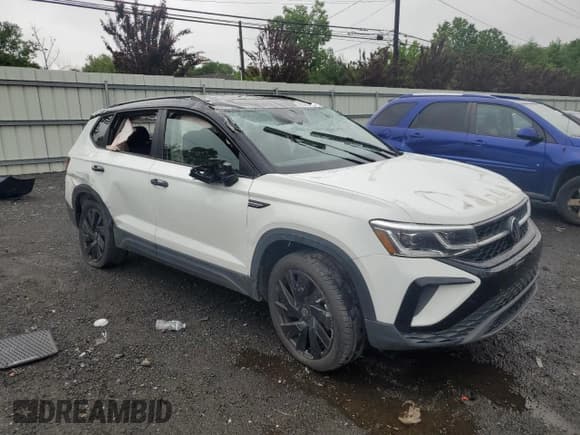 ✅ 2024 Volkswagen Taos SE Black • VIN: 3VVLX7B28RM128157 • Lot: 60040955. Wystawiony na Copart z przebiegiem Nie podano. Bezpłatny archiwum sprzedaży aukcyjnych z USA i szczegółowy raport historii pojazdu na DreamBid. Zdjęcie 4.