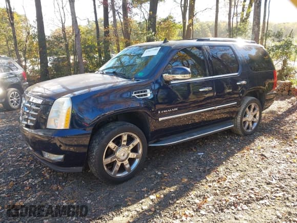 ✅ 2008 Cadillac Escalade • VIN: 1GYEC638X8R197245 • Lot: 43627980. Wystawiony na IAAI z przebiegiem 184 697 mil. Bezpłatny archiwum sprzedaży aukcyjnych z USA i szczegółowy raport historii pojazdu na DreamBid. Zdjęcie 2.