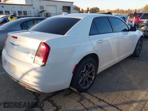 ✅ 2015 Chrysler 300 S • VIN: 2C3CCAGG0FH756885 • Лот: 43689705. Опубликован ранее на IAAI с пробегом 224 439 миль. Бесплатный доступ к архиву аукционных продаж из США и подробный отчёт об истории автомобиля на DreamBid. Изображение 4.