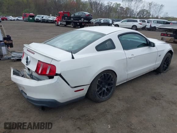 ✅ 2010 Ford Mustang GT • VIN: 1ZVBP8CH9A5123219 • Lot: 42055174. Listed on IAAI with 139,522 mi. Free auction sales archive from the USA and detailed vehicle history report at DreamBid. Image 4.