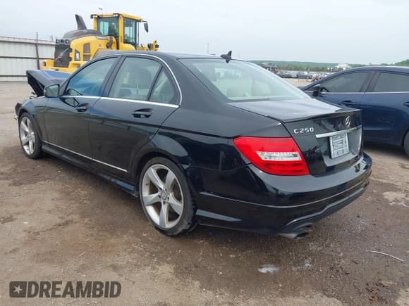 ✅ 2014 Mercedes-Benz C 250 Sport • VIN: WDDGF4HB2EA968117 • Lot: 42105598. Wystawiony na IAAI z przebiegiem 119 237 mil. Bezpłatny archiwum sprzedaży aukcyjnych z USA i szczegółowy raport historii pojazdu na DreamBid. Zdjęcie 3.