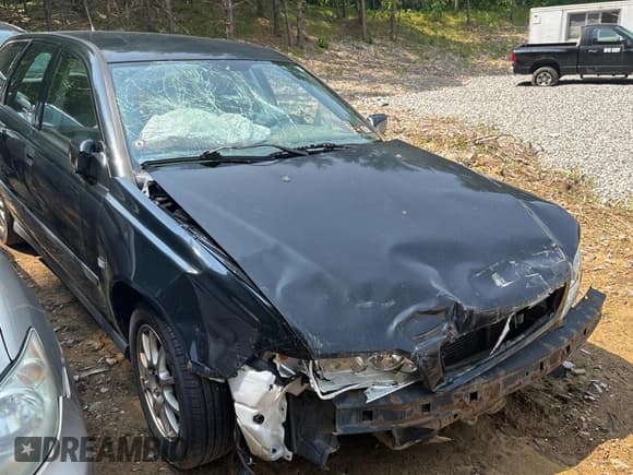 ✅ 2001 Volvo V40 • VIN: YV1VW29581F689115 • Лот: 60998995. Опубликован ранее на Copart с пробегом 182 500 миль. Бесплатный доступ к архиву аукционных продаж из США и подробный отчёт об истории автомобиля на DreamBid. Изображение 1.