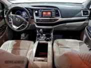 ✅ 2018 Toyota Highlander LE Plus • VIN: 5TDBZRFH3JS856021 • Lot: 93599095. Wystawiony na Copart z przebiegiem 131 885 mil. Bezpłatny archiwum sprzedaży aukcyjnych z USA i szczegółowy raport historii pojazdu na DreamBid. Zdjęcie 8.