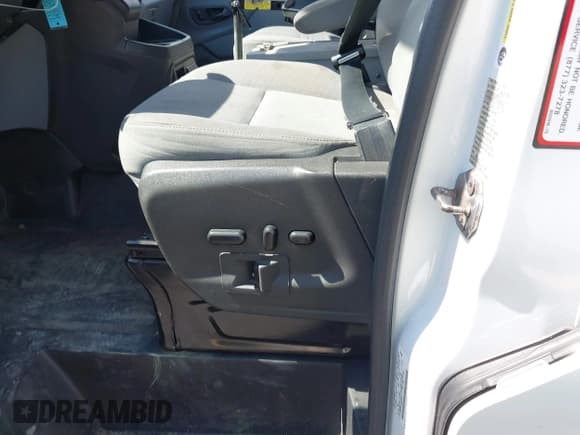 ✅ 2018 Ford Transit • VIN: 1FTYR1YM4JKB29869 • Lot: 42263769. Wystawiony na IAAI z przebiegiem 138 479 mil. Bezpłatny archiwum sprzedaży aukcyjnych z USA i szczegółowy raport historii pojazdu na DreamBid. Zdjęcie 9.