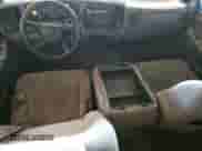 2000 Chevrolet Silverado 1500 z VIN 2GCEC19V1Y1395257, wystawiony jako Copart lot #90746085 z przebiegiem 269 194 mil mil oraz Czysty tytuł • Clean title. Historia ofert i sprzedaży dostępna na DreamBid. Obrazek 8.