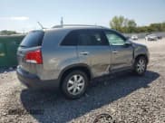 ✅ 2013 Kia Sorento LX • VIN: 5XYKTDA29DG318819 • Лот: 71547975. Опубликован ранее на Copart с пробегом 165 110 миль. Бесплатный доступ к архиву аукционных продаж из США и подробный отчёт об истории автомобиля на DreamBid. Изображение 3.