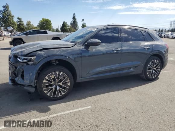 ✅ 2024 Audi Q8 e-tron Premium Plus • VIN: WA15AAGE9RB024741 • Lot: 81990755. Wystawiony na Copart z przebiegiem 19 169 mil. Bezpłatny archiwum sprzedaży aukcyjnych z USA i szczegółowy raport historii pojazdu na DreamBid. Zdjęcie 1.