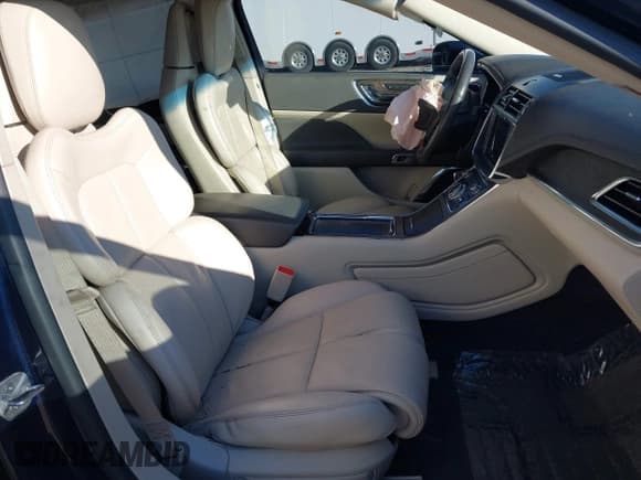 ✅ 2017 Lincoln Continental Reserve • VIN: 1LN6L9NC9H5609249 • Lot: 40685968. Listed on IAAI with 103,051 mi. Free auction sales archive from the USA and detailed vehicle history report at DreamBid. Image 5.