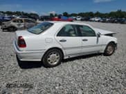 ✅ 1998 Mercedes-Benz C 230/260/280/320 • VIN: WDBHA23G0WA608980 • Lot: 64308315. Wystawiony na Copart z przebiegiem 176 172 mil. Bezpłatny archiwum sprzedaży aukcyjnych z USA i szczegółowy raport historii pojazdu na DreamBid. Zdjęcie 3.