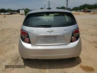 ✅ 2015 Chevrolet Sonic LT • VIN: 1G1JC6SH4F4202710 • Lot: 56869694. Wystawiony na Copart z przebiegiem 42 757 mil mil. Skorzystaj z bezpłatnego archiwum sprzedaży aukcyjnych z USA i zobacz szczegółowy raport historii pojazdu na DreamBid. Zdjęcie 6.