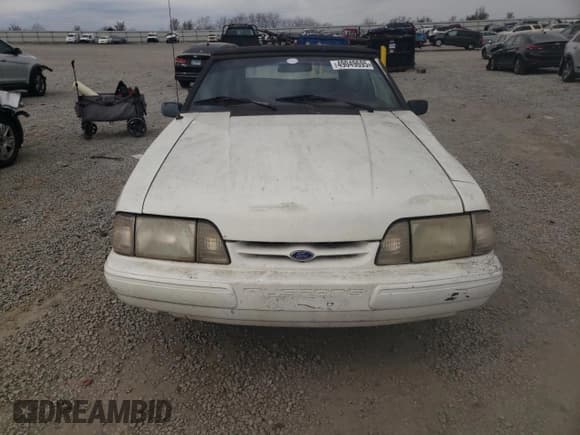 ✅ 1993 Ford Mustang • VIN: 1FACP44M1PF202775 • Lot: 49049695. Wystawiony na Copart z przebiegiem 7 901 mil. Bezpłatny archiwum sprzedaży aukcyjnych z USA i szczegółowy raport historii pojazdu na DreamBid. Zdjęcie 5.