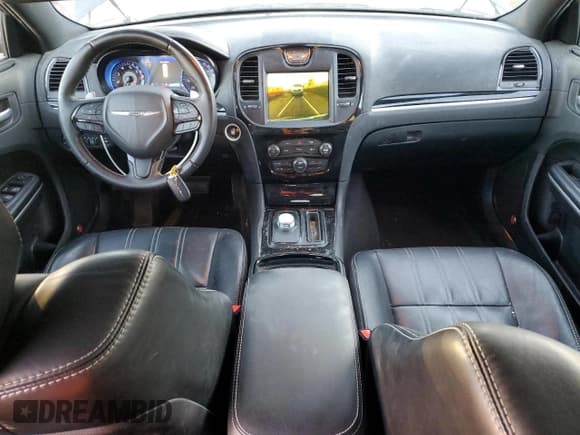 ✅ 2017 Chrysler 300 S • VIN: 2C3CCAGGXHH553263 • Lot: 90668805. Wystawiony na Copart z przebiegiem 93 985 mil. Bezpłatny archiwum sprzedaży aukcyjnych z USA i szczegółowy raport historii pojazdu na DreamBid. Zdjęcie 8.