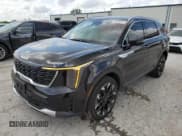 ✅ 2025 Kia Sorento X-Line EX • VIN: 5XYRHDJF8SG360608 • Lot: 65205815. Wystawiony na Copart z przebiegiem 2 444 mil. Bezpłatny archiwum sprzedaży aukcyjnych z USA i szczegółowy raport historii pojazdu na DreamBid. Zdjęcie 1.