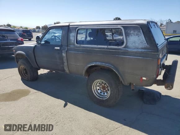 ✅ 1982 Toyota Pickup • VIN: JT4RN38S2C0025454 • Lot: 55791695. Wystawiony na Copart z przebiegiem 127 076 mil. Bezpłatny archiwum sprzedaży aukcyjnych z USA i szczegółowy raport historii pojazdu na DreamBid. Zdjęcie 2.