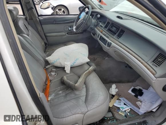 ✅ 1997 Lincoln Town Car Executive • VIN: 1LNLM81W8VY668653 • Lot: 81947165. Wystawiony na Copart z przebiegiem 246 501 mil. Bezpłatny archiwum sprzedaży aukcyjnych z USA i szczegółowy raport historii pojazdu na DreamBid. Zdjęcie 7.