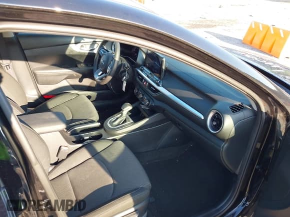 ✅ 2023 Kia Forte LXS • VIN: 3KPF24AD5PE507328 • Lot: 42883645. Wystawiony na IAAI z przebiegiem 36 902 mil. Bezpłatny archiwum sprzedaży aukcyjnych z USA i szczegółowy raport historii pojazdu na DreamBid. Zdjęcie 5.