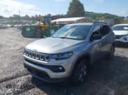 ✅ 2022 Jeep Compass Latitude Lux • VIN: 3C4NJDFB3NT134515 • Lot: 42699067. Wystawiony na IAAI z przebiegiem 2 994 mil. Bezpłatny archiwum sprzedaży aukcyjnych z USA i szczegółowy raport historii pojazdu na DreamBid. Zdjęcie 2.