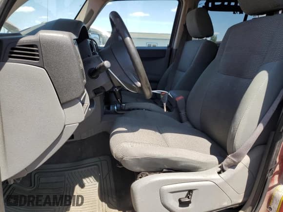 ✅ 2006 Jeep Commander • VIN: 1J8HG48K86C330738 • Lot: 61492335. Wystawiony na Copart z przebiegiem 189 169 mil. Bezpłatny archiwum sprzedaży aukcyjnych z USA i szczegółowy raport historii pojazdu na DreamBid. Zdjęcie 7.