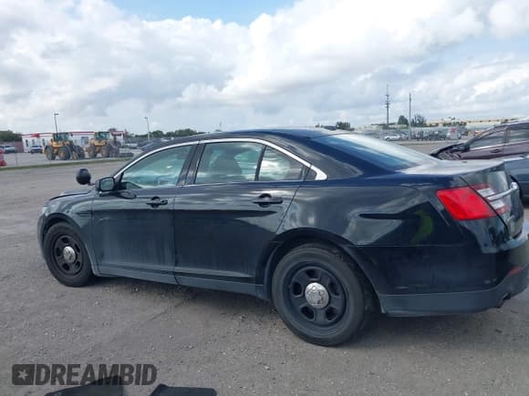 ✅ 2017 Ford Police Interceptor • VIN: 1FAHP2MT7HG103150 • Lot: 41431654. Wystawiony na IAAI z przebiegiem 68 962 mil. Bezpłatny archiwum sprzedaży aukcyjnych z USA i szczegółowy raport historii pojazdu na DreamBid. Zdjęcie 14.