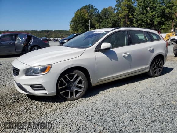 ✅ 2018 Volvo V60 Dynamic • VIN: YV140MEL7J2390381 • Лот: 82303105. Опубликован ранее на Copart с пробегом 129 001 миль. Бесплатный доступ к архиву аукционных продаж из США и подробный отчёт об истории автомобиля на DreamBid. Изображение 1.