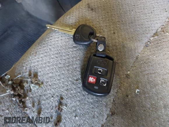 2005 Hyundai Santa Fe GLS z VIN KM8SC73E75U025683, wystawiony jako IAAI lot #40863700 z przebiegiem 129 970 mil mil oraz . Historia ofert i sprzedaży dostępna na DreamBid. Obrazek 11.