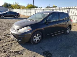 ✅ 2011 Nissan Versa S • VIN: 3N1BC1CP6BL510750 • Lot: 85863495. Wystawiony na Copart z przebiegiem 190 080 mil. Bezpłatny archiwum sprzedaży aukcyjnych z USA i szczegółowy raport historii pojazdu na DreamBid. Zdjęcie 1.