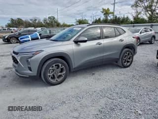 ✅ 2024 Chevrolet Trax LT • VIN: KL77LHE24RC183569 • Лот: 94640865. Опубликован ранее на Copart с пробегом 21 259 миль. Бесплатный доступ к архиву аукционных продаж из США и подробный отчёт об истории автомобиля на DreamBid. Изображение 1.