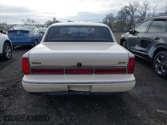 ✅ 1995 Lincoln Town Car Cartier • VIN: 1LNLM83W4SY680923 • Lot: 41996384. Listed on IAAI with 171,280 mi. Free auction sales archive from the USA and detailed vehicle history report at DreamBid. Image 16.