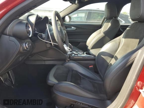 ✅ 2021 Alfa Romeo Giulia Quadrifoglio • VIN: ZARFAMEV3M7643268 • Lot: 71452985. Wystawiony na Copart z przebiegiem 48 593 mil. Bezpłatny archiwum sprzedaży aukcyjnych z USA i szczegółowy raport historii pojazdu na DreamBid. Zdjęcie 7.