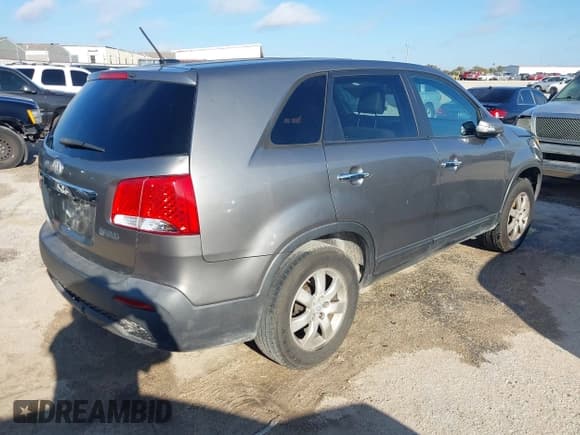 ✅ 2011 Kia Sorento LX • VIN: 5XYKT3A18BG035777 • Lot: 43592238. Wystawiony na IAAI z przebiegiem 189 418 mil. Bezpłatny archiwum sprzedaży aukcyjnych z USA i szczegółowy raport historii pojazdu na DreamBid. Zdjęcie 4.