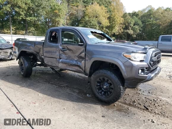 ✅ 2017 Toyota Tacoma SR5 • VIN: 5TFSZ5AN4HX100790 • Lot: 86988525. Listed on Copart with 152,850 mi. Free auction sales archive from the USA and detailed vehicle history report at DreamBid. Image 4.