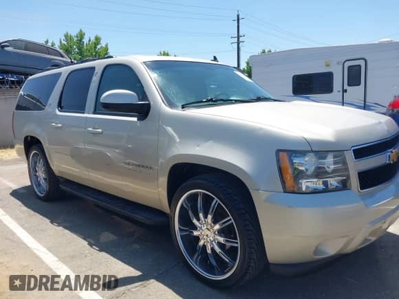 2014 Chevrolet Suburban LT z VIN 1GNSCJE05ER117100, wystawiony jako IAAI lot #42624986 z przebiegiem 198 729 mil mil oraz . Historia ofert i sprzedaży dostępna na DreamBid. Obrazek 13.