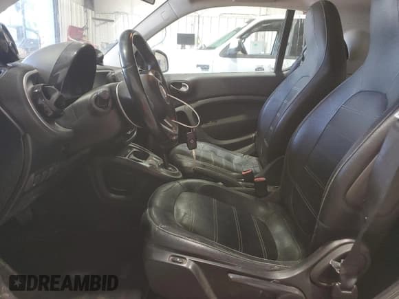 ✅ 2016 Smart fortwo Prime • VIN: WMEFJ5DA9GK053514 • Lot: 61554565. Wystawiony na Copart z przebiegiem 85 779 mil. Bezpłatny archiwum sprzedaży aukcyjnych z USA i szczegółowy raport historii pojazdu na DreamBid. Zdjęcie 7.