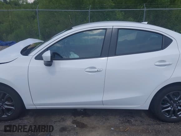 ✅ 2019 Toyota Yaris L • VIN: 3MYDLBYVXKY500164 • Lot: 42424490. Listed on IAAI with 121,778 mi. Free auction sales archive from the USA and detailed vehicle history report at DreamBid. Image 15.
