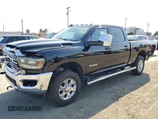 ✅ 2024 Ram 2500 Laramie • VIN: 3C6UR5FJ6RG105310 • Лот: 80864585. Опубликован ранее на Copart с пробегом 32 544 миль. Бесплатный доступ к архиву аукционных продаж из США и подробный отчёт об истории автомобиля на DreamBid. Изображение 1.