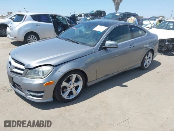 ✅ 2012 Mercedes-Benz C 250 • VIN: WDDGJ4HB1CF852051 • Лот: 43066427. Опубликован ранее на IAAI с пробегом 122 824 миль. Бесплатный доступ к архиву аукционных продаж из США и подробный отчёт об истории автомобиля на DreamBid. Изображение 2.