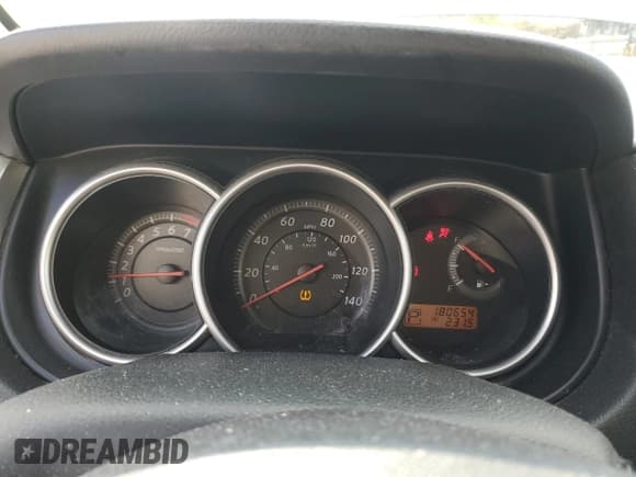 ✅ 2010 Nissan Versa S • VIN: 3N1BC1CP4AL375587 • Lot: 90837405. Wystawiony na Copart z przebiegiem 180 654 mil. Bezpłatny archiwum sprzedaży aukcyjnych z USA i szczegółowy raport historii pojazdu na DreamBid. Zdjęcie 9.