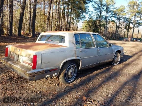 ✅ 1988 Cadillac DeVille • VIN: 1G6CD5155J4332134 • Lot: 43765272. Wystawiony na IAAI z przebiegiem 173 626 mil. Bezpłatny archiwum sprzedaży aukcyjnych z USA i szczegółowy raport historii pojazdu na DreamBid. Zdjęcie 4.