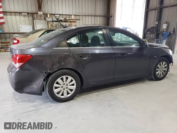 2011 Chevrolet Cruze LS z VIN 1G1PC5SH2B7185726, wystawiony jako Copart lot #71673065 z przebiegiem 229 657 mil mil oraz Szkoda całkowita • Salvage title. Historia ofert i sprzedaży dostępna na DreamBid. Obrazek 3.