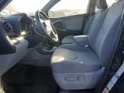 ✅ 2007 Toyota RAV4 Limited • VIN: JTMBD31V575068834 • Лот: 92620895. Опубликован ранее на Copart с пробегом 196 601 миль. Бесплатный доступ к архиву аукционных продаж из США и подробный отчёт об истории автомобиля на DreamBid. Изображение 7.