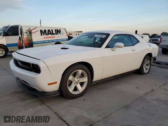 2014 Dodge Challenger SXT z VIN 2C3CDYAG0EH101106, wystawiony jako Copart lot #72629304 z przebiegiem 108 449 mil mil oraz Szkoda całkowita • Salvage title. Historia ofert i sprzedaży dostępna na DreamBid. Obrazek 1.