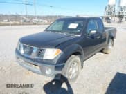 ✅ 2007 Nissan Frontier LE • VIN: 1N6AD06W17C460715 • Lot: 43716902. Wystawiony na IAAI z przebiegiem 195 341 mil. Bezpłatny archiwum sprzedaży aukcyjnych z USA i szczegółowy raport historii pojazdu na DreamBid. Zdjęcie 2.