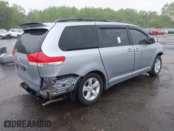 ✅ 2011 Toyota Sienna LE AAS • VIN: 5TDKK3DC7BS165746 • Лот: 42264841. Опубликован ранее на IAAI с пробегом 173 236 миль. Бесплатный доступ к архиву аукционных продаж из США и подробный отчёт об истории автомобиля на DreamBid. Изображение 4.