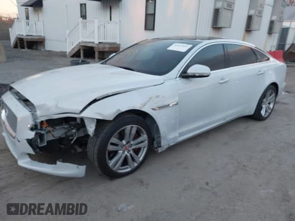✅ 2017 Jaguar XJ Portfolio • VIN: SAJWJ2GD5H8W08395 • Lot: 41014883. Wystawiony na IAAI z przebiegiem 80 584 mil. Bezpłatny archiwum sprzedaży aukcyjnych z USA i szczegółowy raport historii pojazdu na DreamBid. Zdjęcie 17.