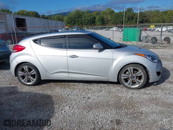 2012 Hyundai Veloster w/Red Int с VIN KMHTC6AD2CU069029, выставлен на аукционе IAAI как лот 43327196 с пробегом 114 085 миль миль и . История ставок и продаж доступна на DreamBid. Изображение 13.