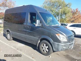 ✅ 2013 Mercedes-Benz Sprinter Passenger • VIN: WDZPE7CCXD5788809 • Lot: 43498232. Wystawiony na IAAI z przebiegiem 435 309 mil. Bezpłatny archiwum sprzedaży aukcyjnych z USA i szczegółowy raport historii pojazdu na DreamBid. Zdjęcie 1.