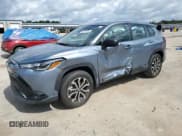 ✅ 2023 Toyota Corolla Cross Hybrid S • VIN: 7MUFBABG3PV007025 • Lot: 67219255. Wystawiony na Copart z przebiegiem 19 215 mil. Bezpłatny archiwum sprzedaży aukcyjnych z USA i szczegółowy raport historii pojazdu na DreamBid. Zdjęcie 1.