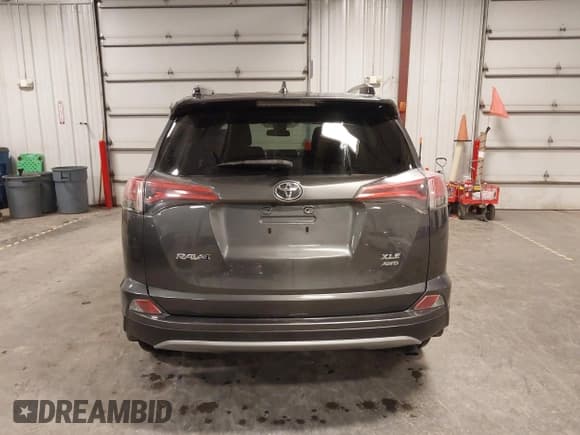 ✅ 2018 Toyota RAV4 XLE • VIN: JTMRFREV4JJ242736 • Лот: 43561158. Опубликован ранее на IAAI с пробегом 79 723 миль. Бесплатный доступ к архиву аукционных продаж из США и подробный отчёт об истории автомобиля на DreamBid. Изображение 17.